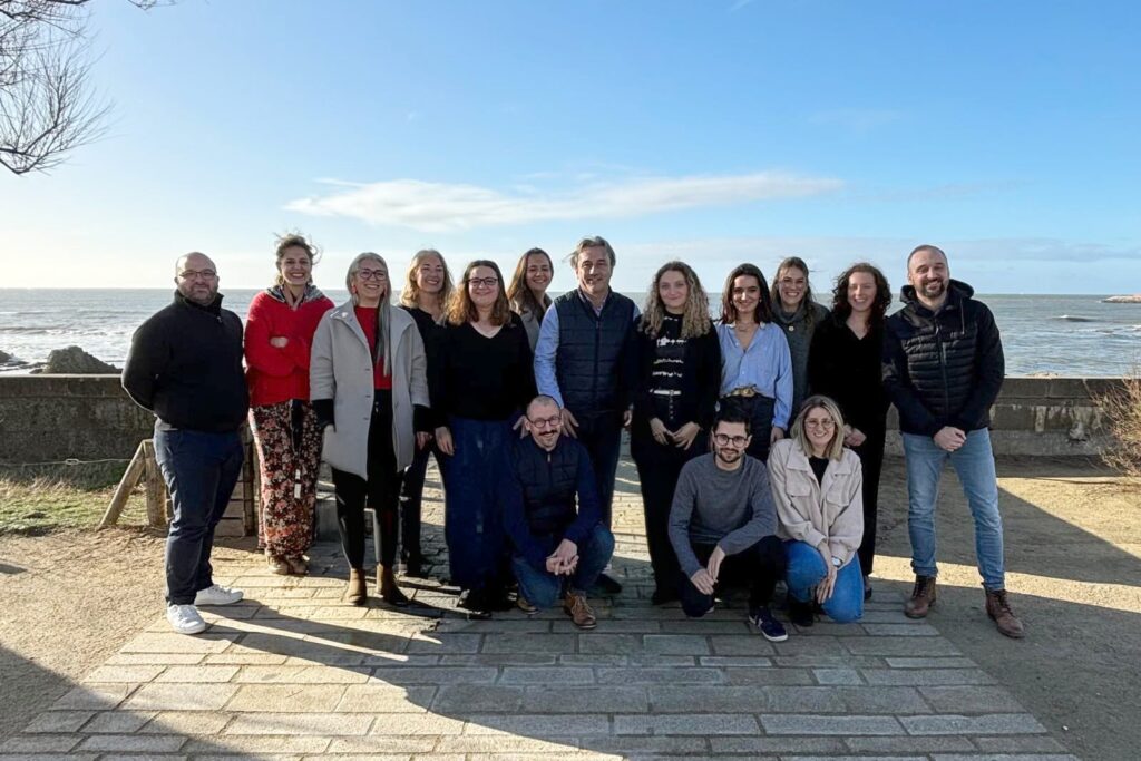 Photo de groupe réunissant les nombreux membres et partenaires de l'écosystème hôtelier Axioncom.