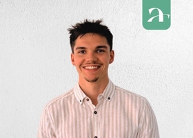Portrait de Adrien Lebert, membre active de l'écosystème hôtelier Axioncom.