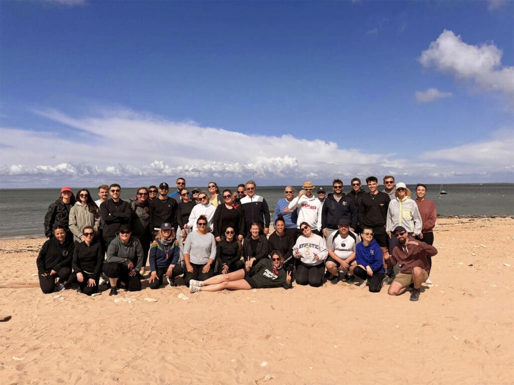 Photo de groupe réunissant les nombreux membres et partenaires de l'écosystème hôtelier Axioncom lors d'un séminaire.