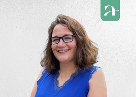 Portrait de Carine Poitevin, membre active de l'écosystème hôtelier Axioncom.
