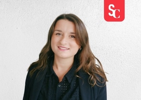 Portrait de Carline Rassinoux, membre active de l'écosystème hôtelier Axioncom.