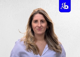 Portrait de Dorine Guilpain, membre active de l'écosystème hôtelier Axioncom.