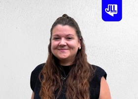 Portrait de Gabrielle Marland, membre active de l'écosystème hôtelier Axioncom.