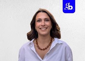 Portrait de Léane Blutier, membre active de l'écosystème hôtelier Axioncom.