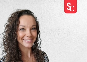 Portrait de Marie Leconte, membre active de l'écosystème hôtelier Axioncom.