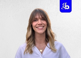 Portrait de Méline Fayot, membre active de l'écosystème hôtelier Axioncom.