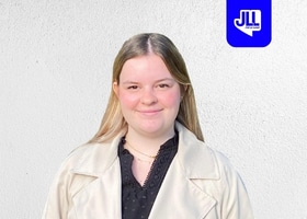 Portrait de Salomé Morin, membre active de l'écosystème hôtelier Axioncom.