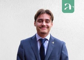 Portrait de Simon Crosnier, membre active de l'écosystème hôtelier Axioncom.