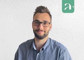 Portrait de Valentin Coquillier, membre active de l'écosystème hôtelier Axioncom.
