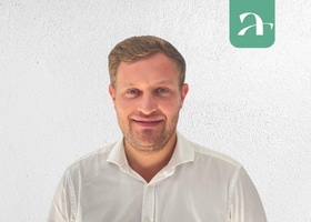 Portrait de Victor Valla, membre active de l'écosystème hôtelier Axioncom.